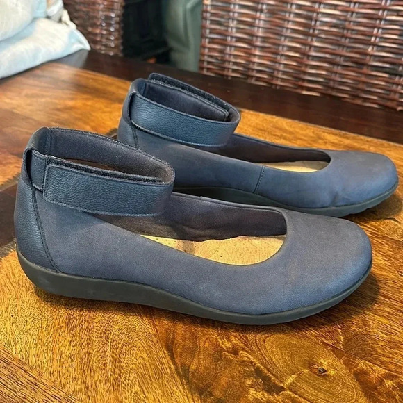 Clark’s collection blue flats with ankle strap. EUC. Size 6 - Picture 1 of 10
